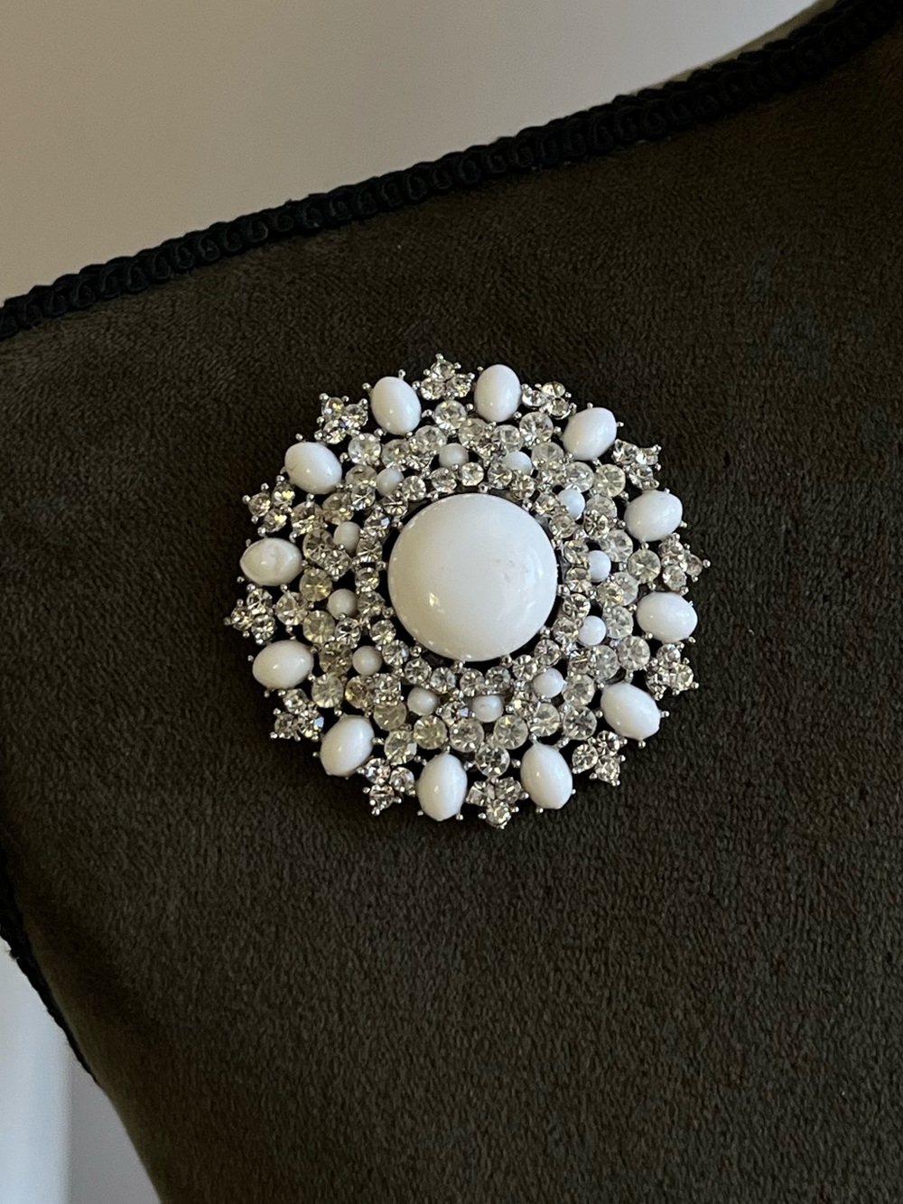 Vintage Trifari Crown 50s White Glass Cabochon Stone Silver Snowflake Brooch